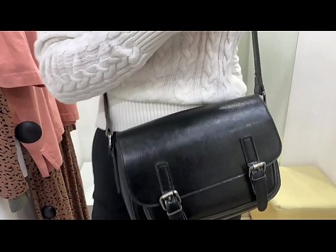 ❤️ 試着室でディルドを使った若い雌犬フェラルベリーの公開オナニー ️ ジャストポルノ ❌️❤