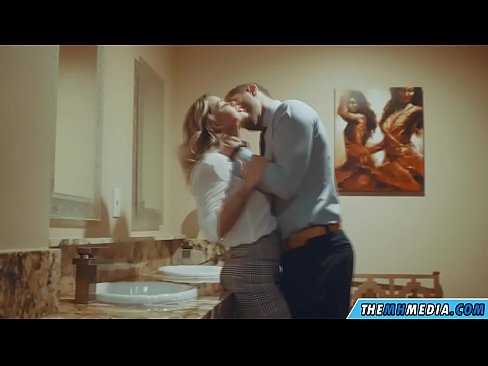 ❤️ 公衆トイレで巨乳金髪美女に誘惑されたら ️ ジャストポルノ ❌️❤